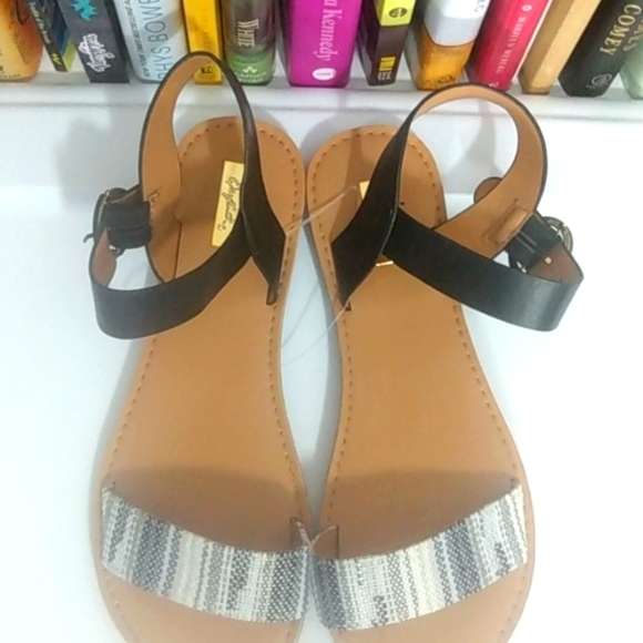 QUPID BLACK WHITE ANKLE STRAP FLAT SANDALS SIZE 8.5 NWT - Picture 5 of 7